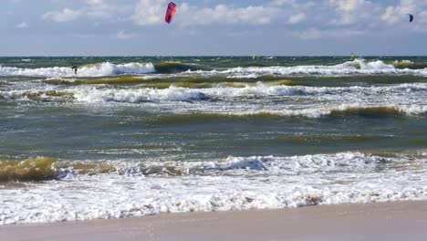 Olas-ásperas-Rodando-En-La-Playa-De-Arena