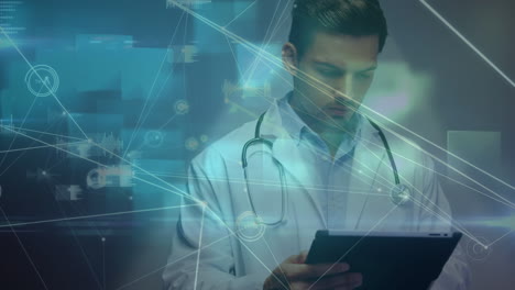 animación de la red de conexiones a través de un médico caucásico usando una tableta digital en el hospital