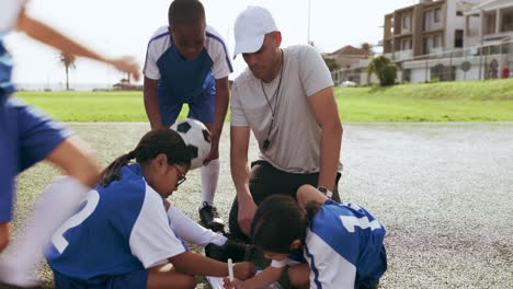 Teamwork,-clipboard-and-children-on-field