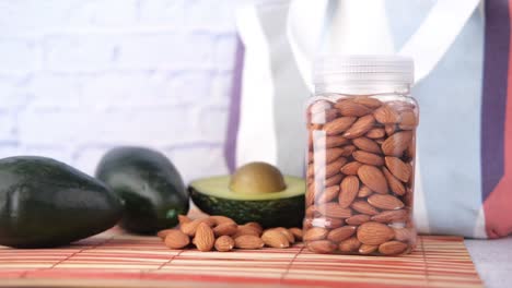 las almendras y los aguacates