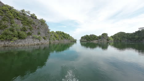 Fpv-Drone-Sigue-A-Una-Turista-A-Través-De-Un-Bungalow-Construido-Sobre-El-Agua-En-Una-Laguna-Paradisíaca