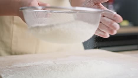 video de cerca de la harina de cribado en la cocina doméstica