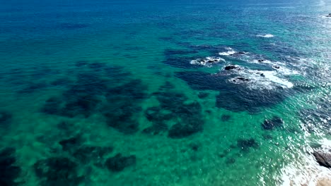 Volando-Sobre-Una-Playa-Turística-Y-Las-Claras-Aguas-Oceánicas-De-Un-Paraíso-Tropical---Sobrevuelo-Aéreo