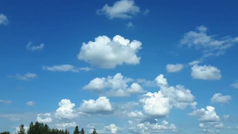 nubes detrás de la ventana del coche. lapso de tiempo de trafico