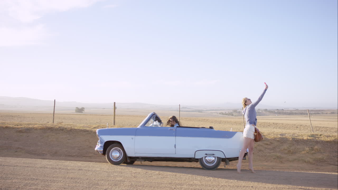 여자 친구들이 길거리에서 길을 잃고 연결이 끊어져 지도와 셀 ⁇ 러 신호를 찾고 있습니다.