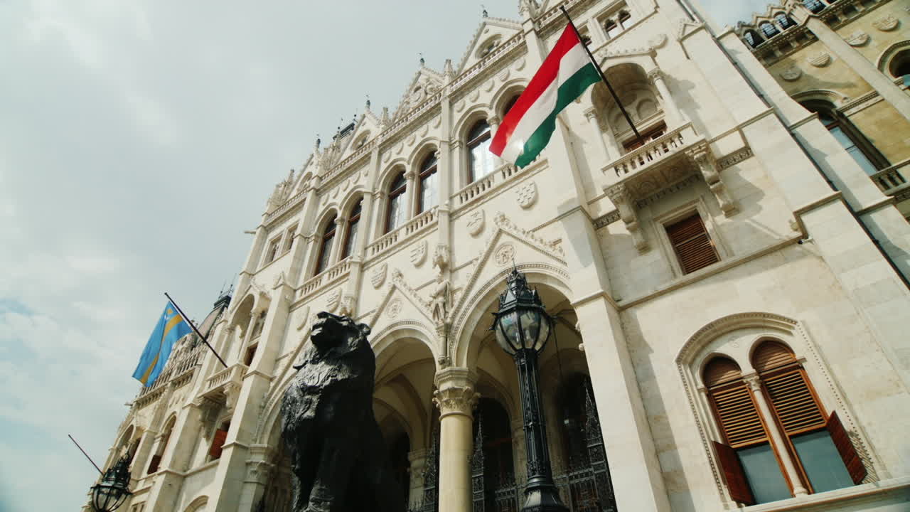Bellissimo edificio del Parlamento Ungherese con una bandiera, vista dal basso