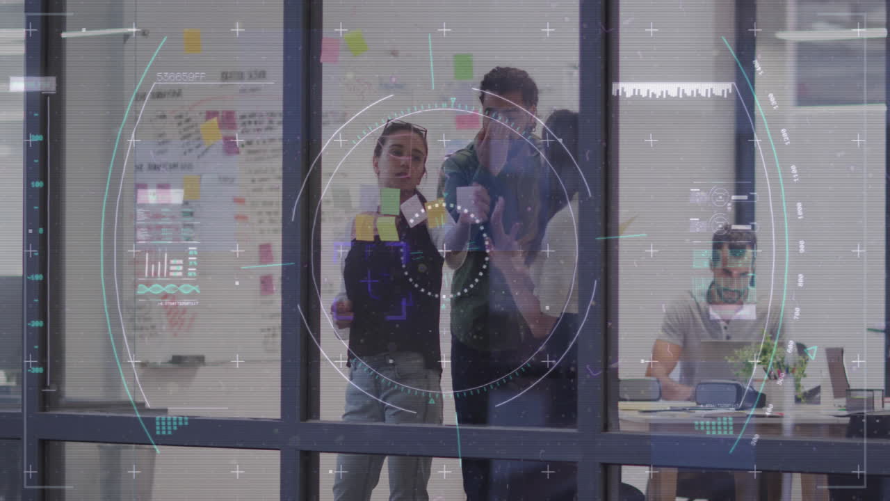 animação do processamento de dados sobre diversas pessoas de negócios no escritório