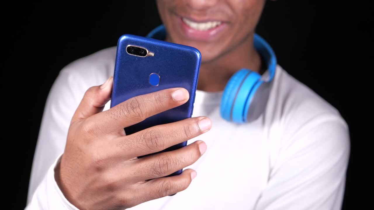 스마트폰을 사용하는 젊은이