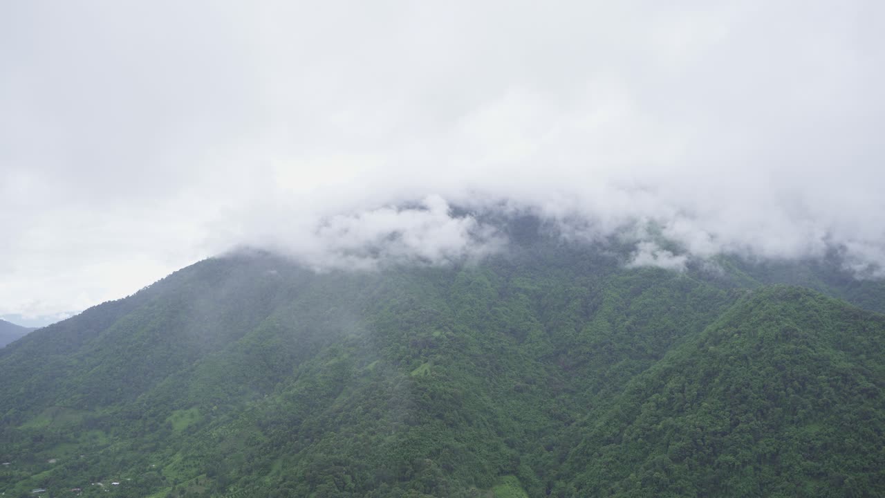 산들은 구름으로 여 있습니다.