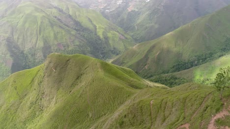 Drohnenschuss-Dreht-Sich-Um-Die-Hohe-Grüne-Berglandschaft