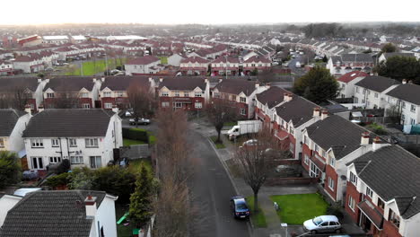 aéreo - un residencial de lucan, un día frío con vistas sobre las casas desde el cielo en un gran pueblo del centro de la ciudad de dublín, irlanda, europa