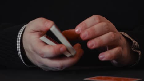 Nahaufnahme-Eines-Händepaares,-Das-Zwei-Techniken-Zeigt,-Wie-Man-Eine-Karte-In-Einem-Kartenspiel-Versteckt