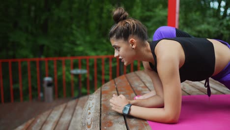mujer practicando yoga al aire libre