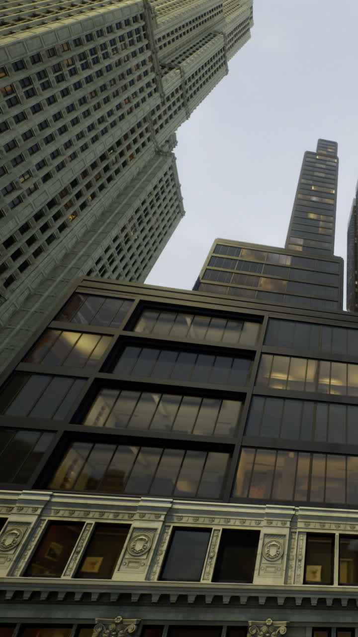 Grattacieli si ergono a New York al crepuscolo con finestre luminose.