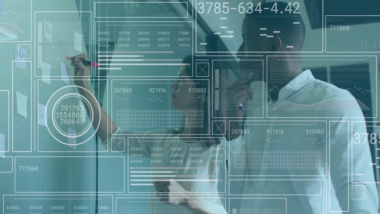 animación del procesamiento de datos y diversos colegas masculinos y femeninos escribiendo en la pizarra blanca en la oficina