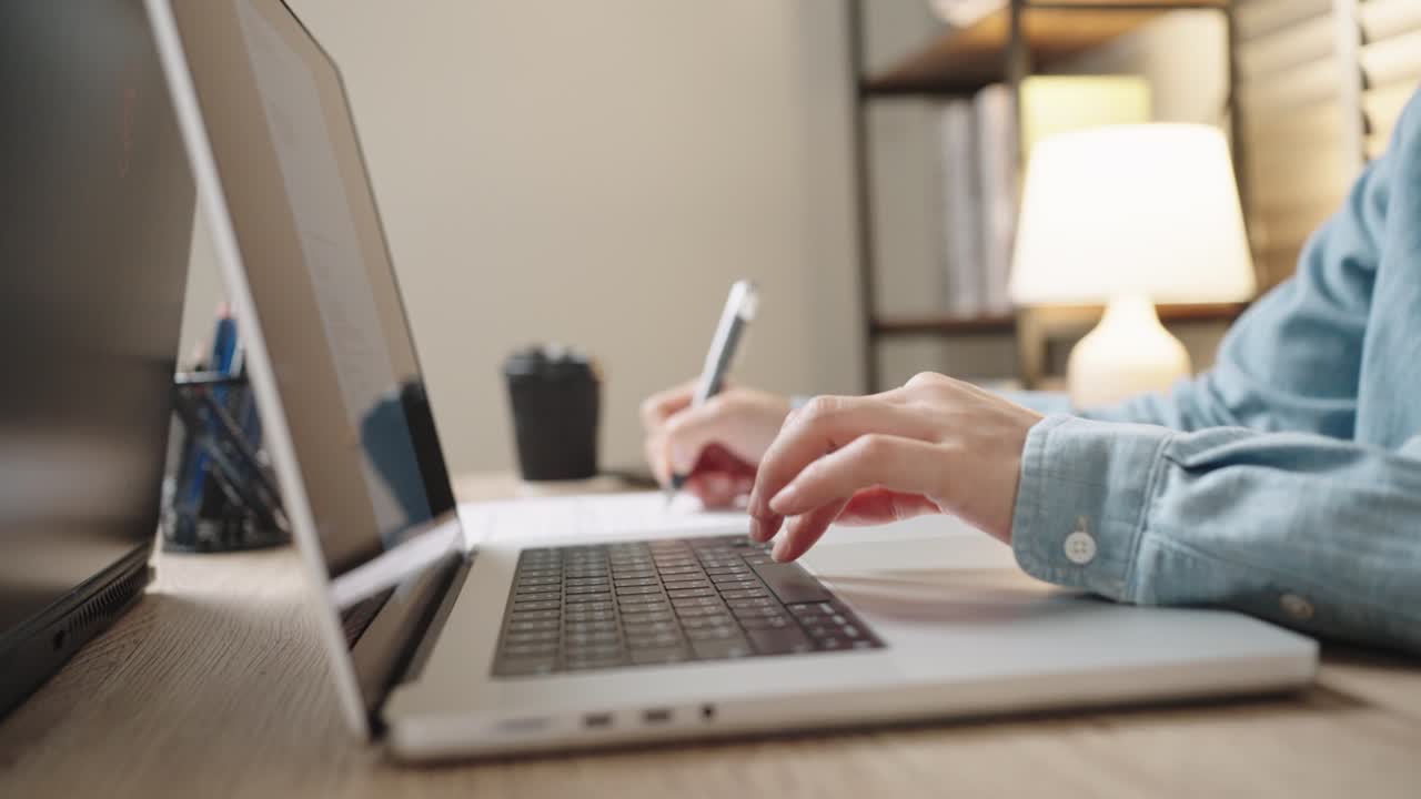 노트북 컴퓨터 키보드에서 정보를 검색하고, 온라인 커뮤니케이션 지원, 마케팅 연구, 밤에 사무실 책상에서 비즈니스 보고서를 입력하는 사업가의 손의 근접 촬영.