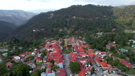 Orbitaldrohnenaufnahme-Der-Hauptstraße-Mineral-Del-Chico-Und-Der-Kirchenstadt-In-Hidalgo,-Mexiko-Bei-Sonnenuntergang