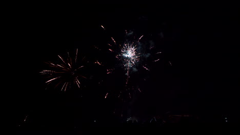 Fuegos-Artificiales-En-La-Víspera-De-Año-Nuevo-Para-Una-Fiesta-En-La-Playa