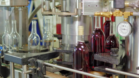 botellas de vino tinto se mueven en una cinta transportadora 11