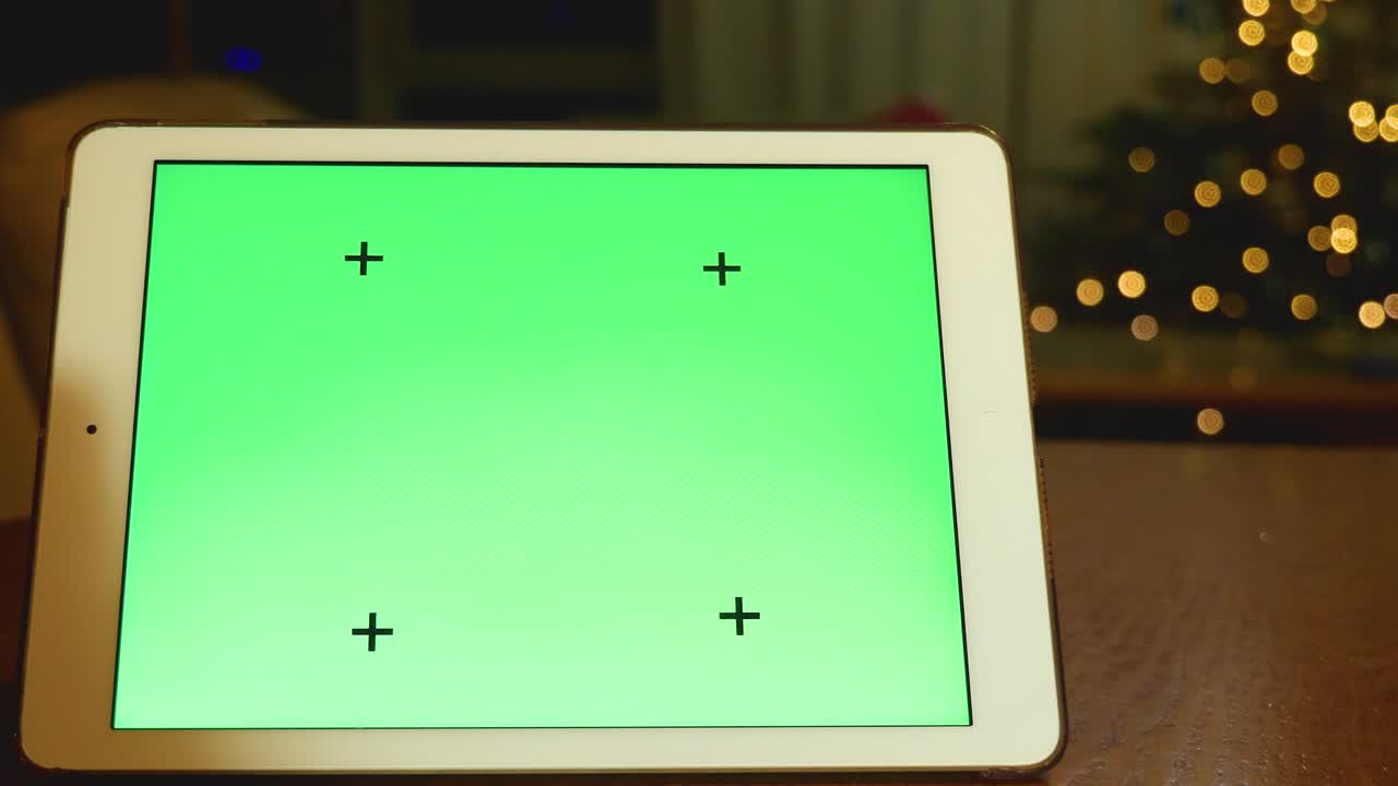 여성 손으로 녹색 스크린 태블릿