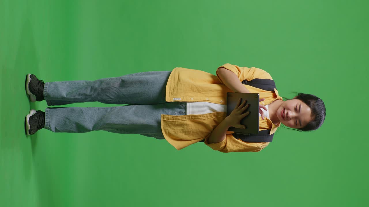 mujer con tableta y mochila