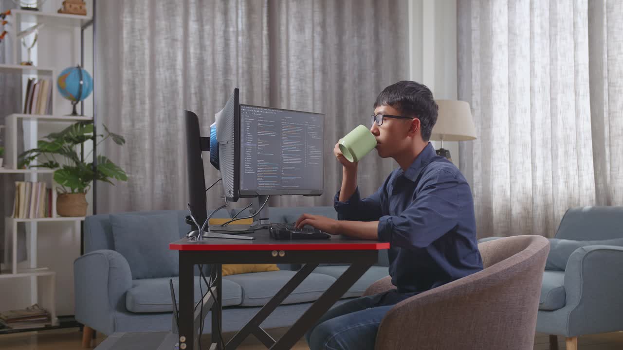 집에서 코딩하는 남자