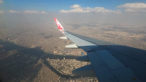 Volando-Sobre-El-Nilo-Cerca-Del-Aeropuerto-De-El-Cairo