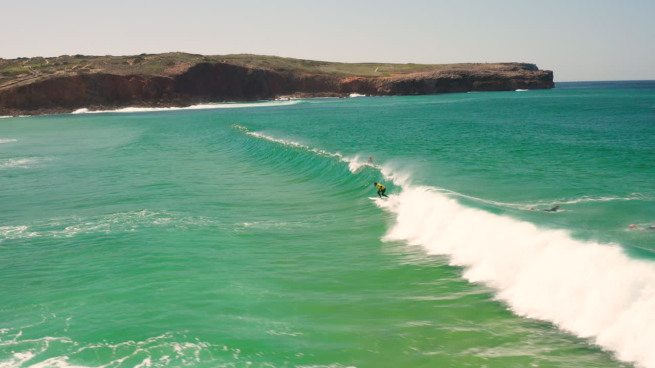 antena: surfeando la playa de bordeira en el algarve, portugal