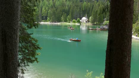 Agua-Clara-Del-Lago-En-Los-Dolomitas