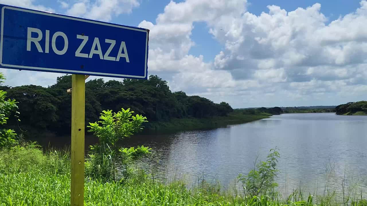 キューバのササ川の道路標識と、背景に広がるササ川。