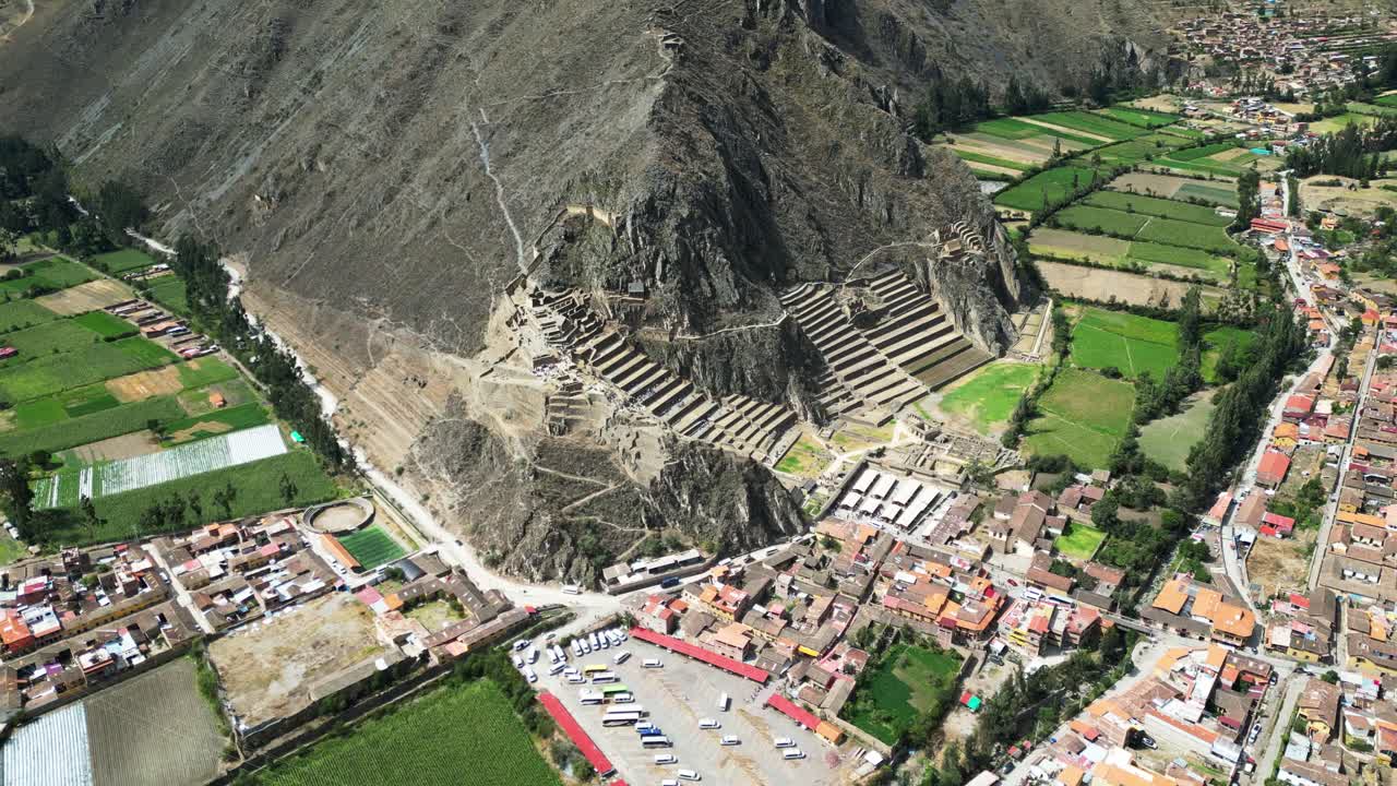 vista aérea de ollantaytambo en perú