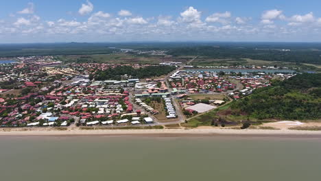 la ciudad de kourou, guayana francesa, por avión no tripulado