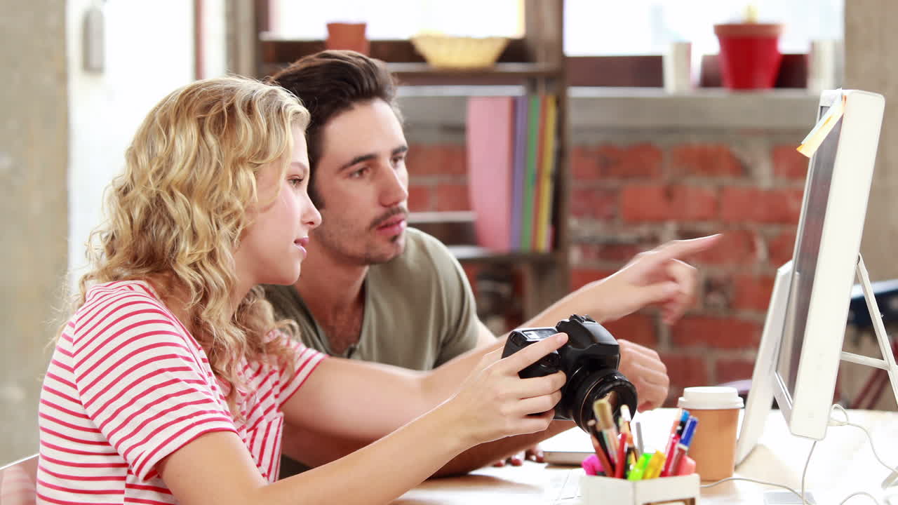 случайная деловая команда, работающая вместе за столом