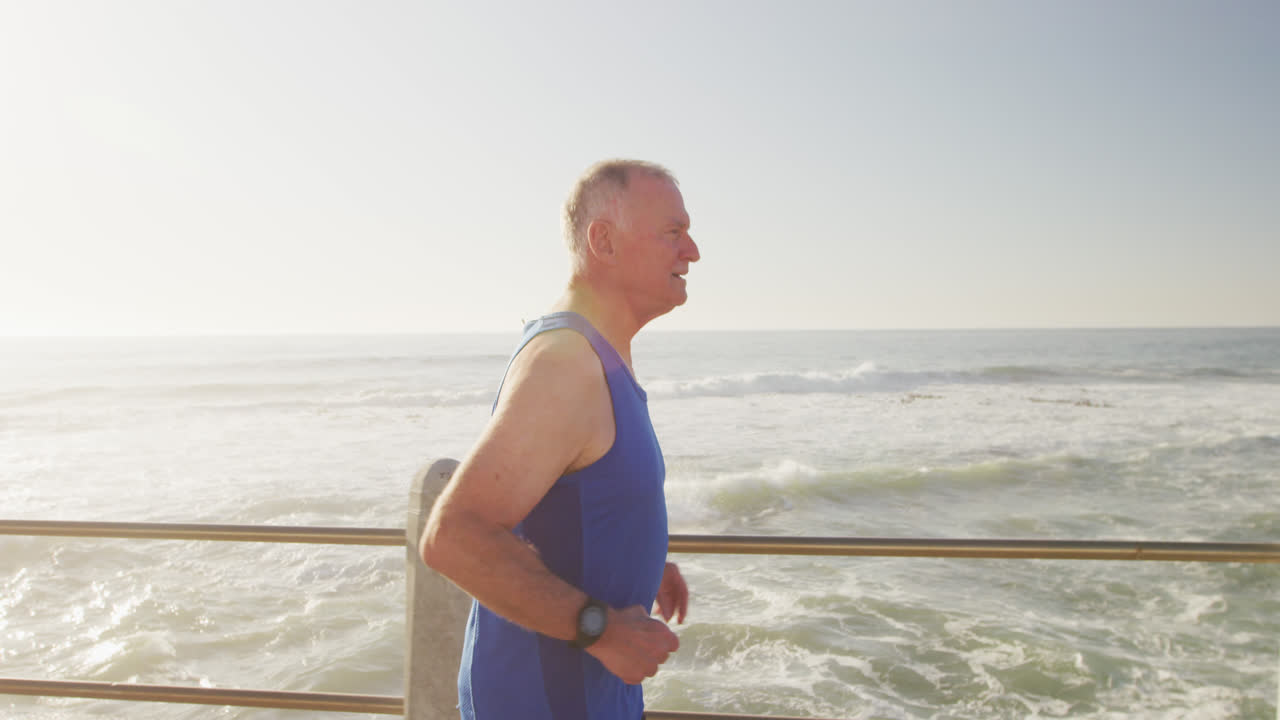 산책로 에서 달리는 고령자