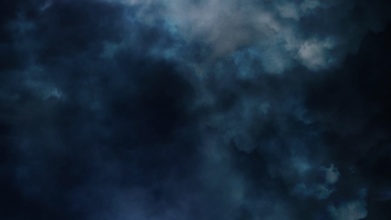 relámpagos y nubes sobre cielo tormentoso