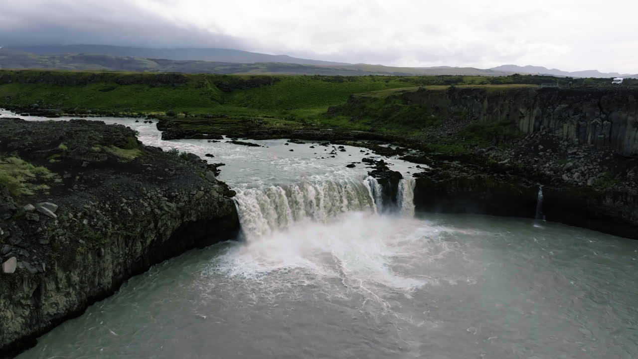 un avión no tripulado se eleva alrededor de la cascada de thjofafoss, un día nublado en islandia