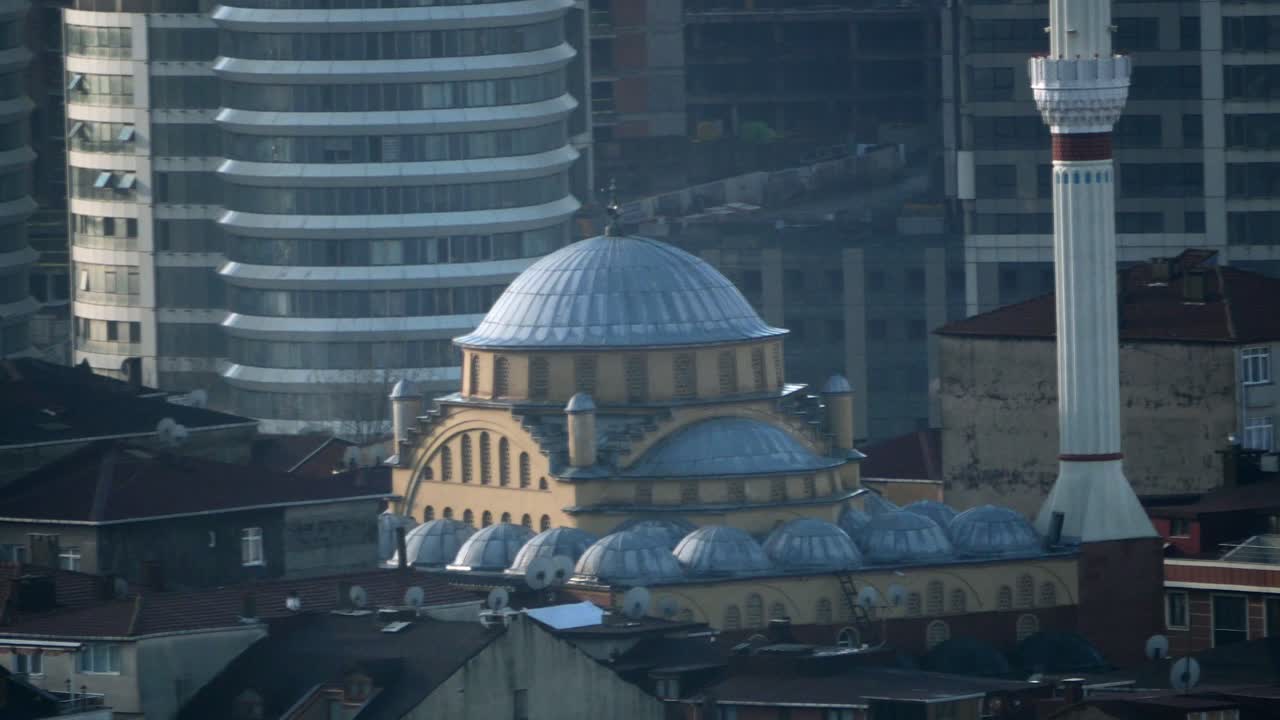 mezquita en un paisaje urbano