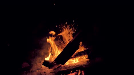 Ein-Lagerfeuer-Brennt-Im-Mittleren-Rahmen