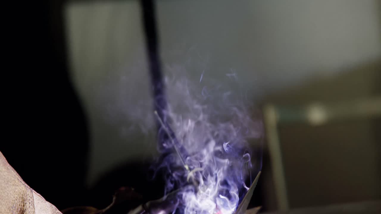 금속을 용접하는 용접기