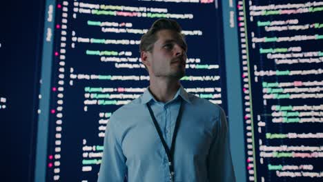 el momento innovador de la startup eureka: retrato de un brillante ingeniero de software encontrando soluciones, haciendo análisis de grandes datos. fondo de gran pantalla. programador de ciencias de la computación desarrollando una aplicación. zoom cinematográfico