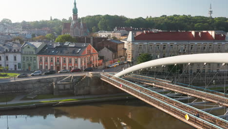 podgorze-bezirk mit miethäusern in krakau, polen blick über den fluss vistula an einem nebligen morgen