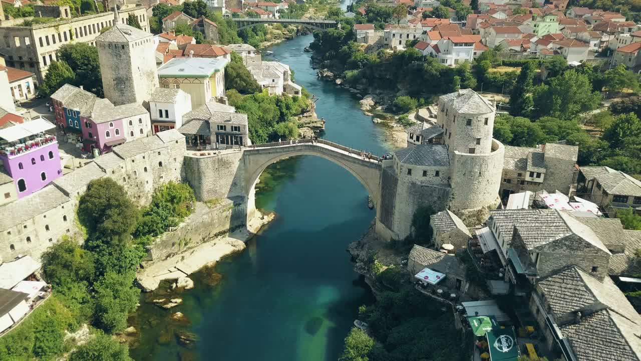 모스타르의 상징적인 "스타리 모스트" 오래된 다리 위를 날아다니고 있습니다.