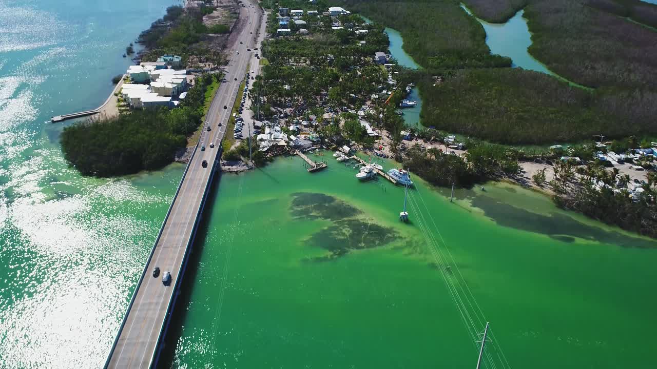 플로리다 키스와 해외 고속도로를 보여주는 역 공중 기울기