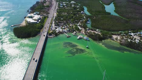 inclinación aérea inversa que muestra los cayos de florida y la autopista de ultramar