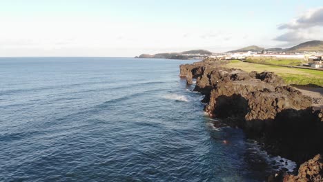 Hermoso,-4k,-Imágenes-De-Drones-De-La-Costa-Rocosa-De-Azores,-Portugal-En-Un-Día-Tranquilo