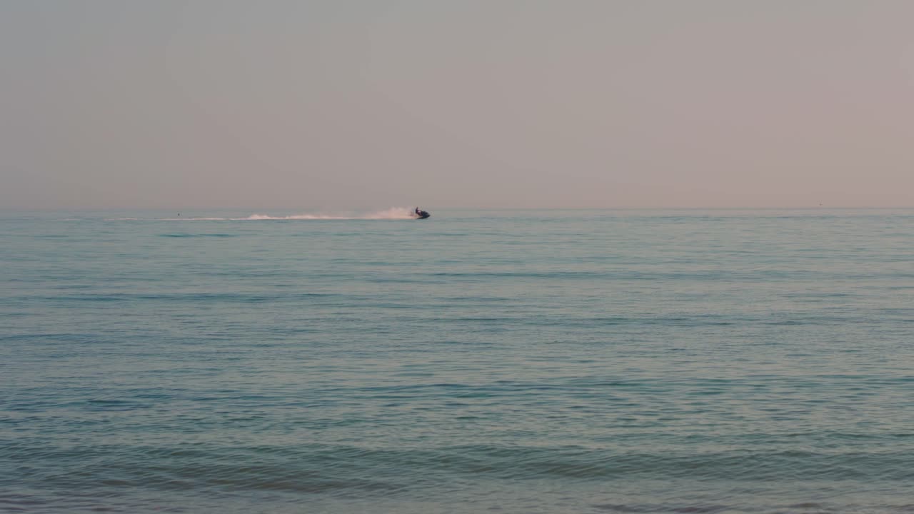 jetski가 배경으로 지나가는 파도