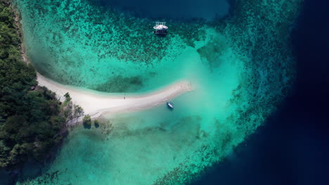 espectacular vista a vista de pájaro que presenta el pintoresco banco de arena ditaytayan ubicado en palawan, filipinas