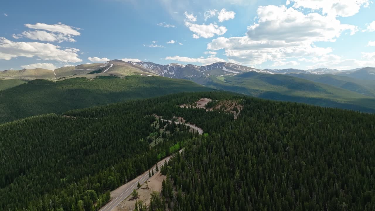 retiro de drones por encima de la autopista vista panorámica del monte cielo azul colorado y la división continental