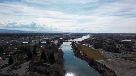 Toma-Aérea-De-Un-Dron-Volando-Por-El-Río-Snake-En-Idaho-Falls,-Idaho