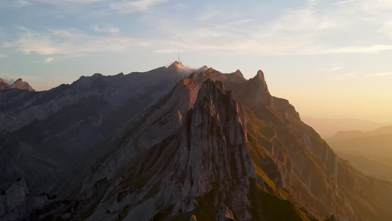 Drone che vola lungo la cresta Schafler nella regione di Appenzello delle Alpi Svizzere in Svizzera durante il tramonto